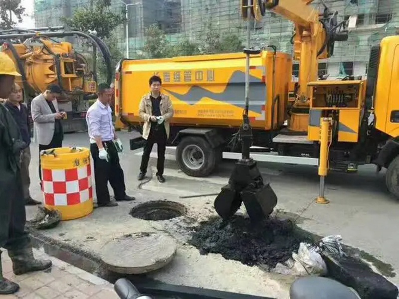召陵街道：网格员化身“清道夫”，为民解忧疏通“堵心”化粪池
