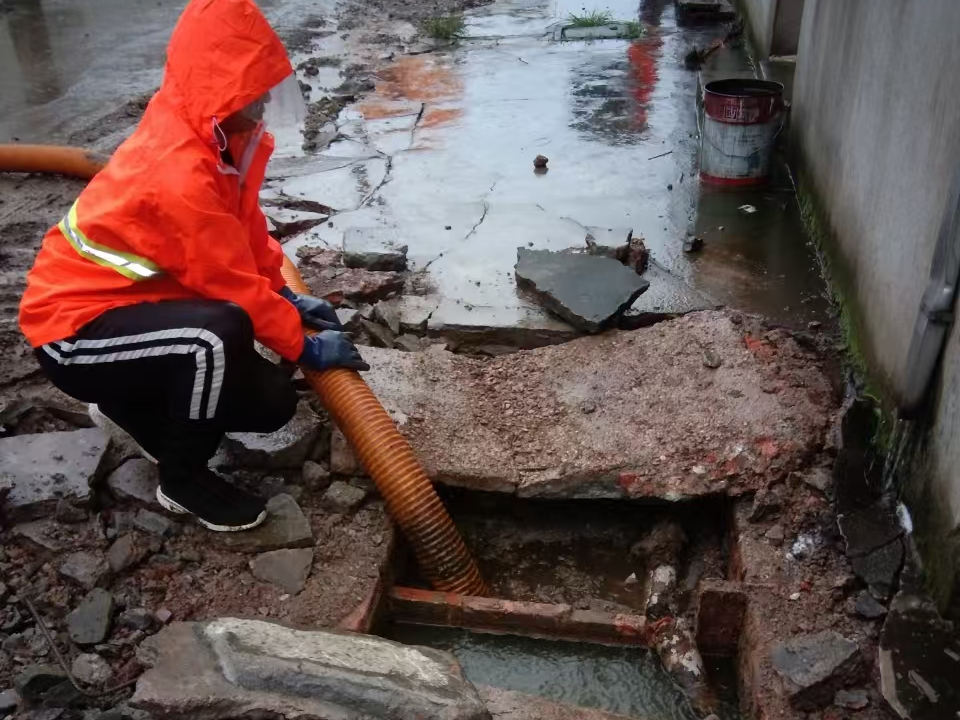 召陵专业清理污水池 炜誉市政以规范流程守护城市 “肠道”