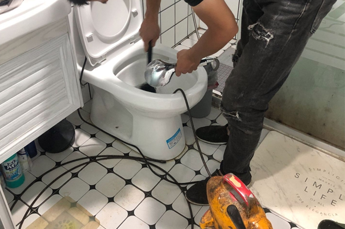 召陵马桶堵塞自己疏通还是找师傅?专业上门服务让你省时更省心