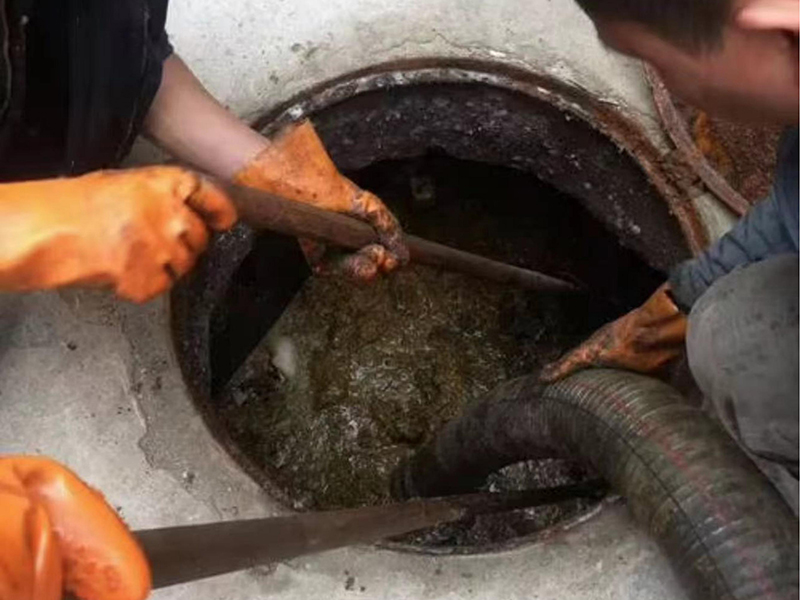 召陵清理化粪池时如何避免沼气的危害?